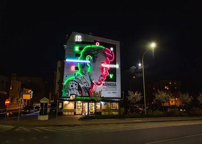 http://wielkopolska.tv/mural-z-wizerunkiem-krzysztofa-komedy-rozswietlony-neonem/