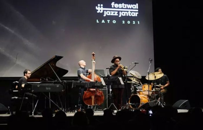 https://www.gdansk.pl/wiadomosci/24-Jazz-Jantar-Zniewalajacy-koncert-Ambrose-Akinmusire-rozpoczal-letnia-edycje-festiwalu-Kolejny-w-srode,a,200109
